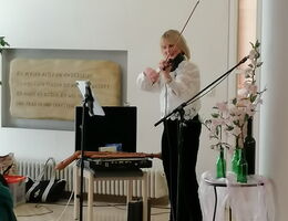 Bettina Alms spielt im Altenzentrum der Diakonie Korntal Geige.