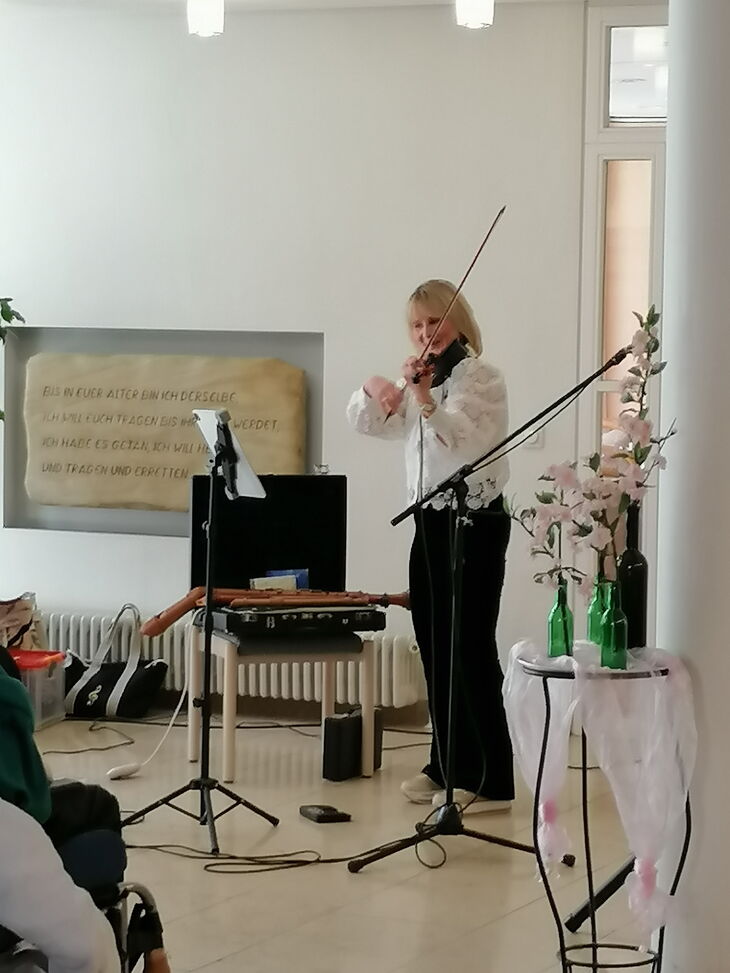 Bettina Alms spielt im Altenzentrum der Diakonie Korntal Geige.
