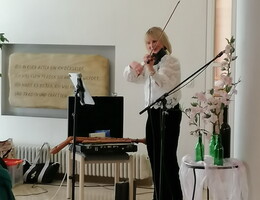 Bettina Alms spielt im Altenzentrum der Diakonie Korntal Geige.